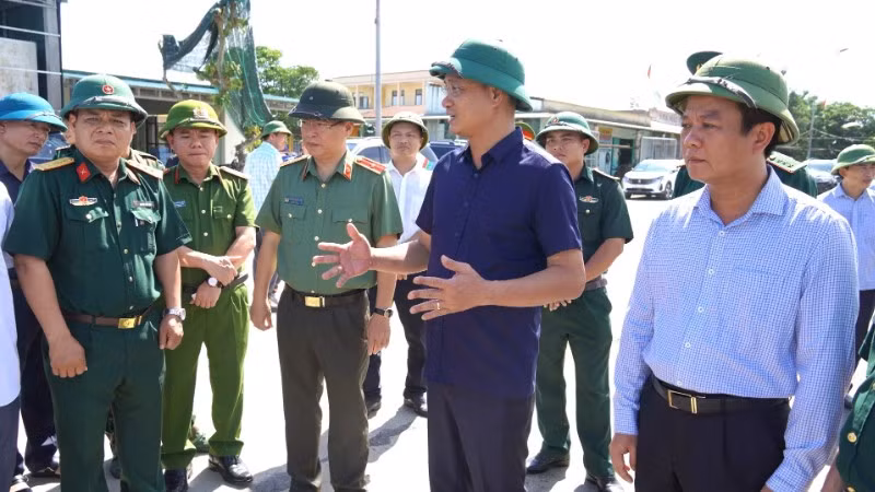 Bí thư Tỉnh ủy (áo sẫm màu) và đoàn công tác đã đến kiểm tra tình hình tại khu neo đậu tránh trú bão tàu cá cửa Gianh. (Ảnh: QV)