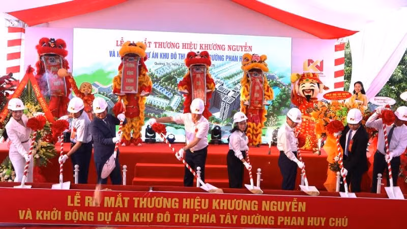 Các đại biểu thực hiện nghi thức khởi công dự án. 