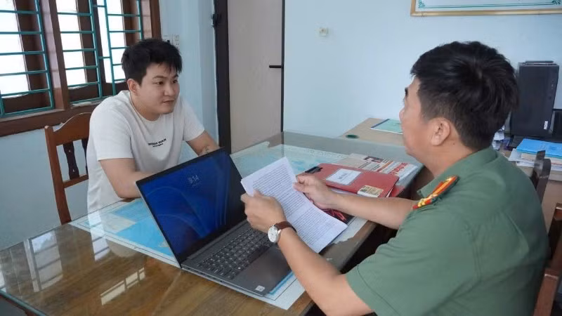 Công an làm việc với đối tượng cầm đầu trong nhóm phạm tội (Ảnh: Công an Quảng Trị)