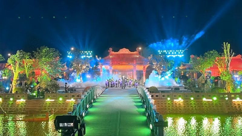 Chương trình nghệ thuật chính luận “Bản hùng ca trên sông” diễn bên Bến phà Gianh. 