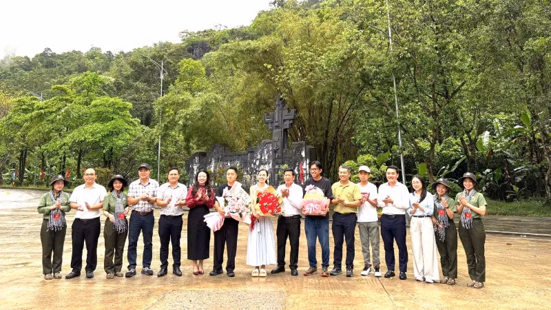 Lãnh đạo Sở Văn hóa, Thể thao và Du lịch tỉnh Quảng Trị và Vườn quốc gia Phong Nha-Kẻ Bàng tặng hoa đoàn làm phim “Thám tử Kiên”.