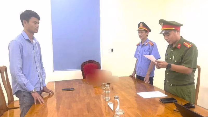 Cơ quan Cảnh sát điều tra Công an tỉnh Quảng Trị tống đạt quyết định khởi tố vụ án, khởi tố bị can đối với Nguyễn Sơn Tùng. (Ảnh: QV)