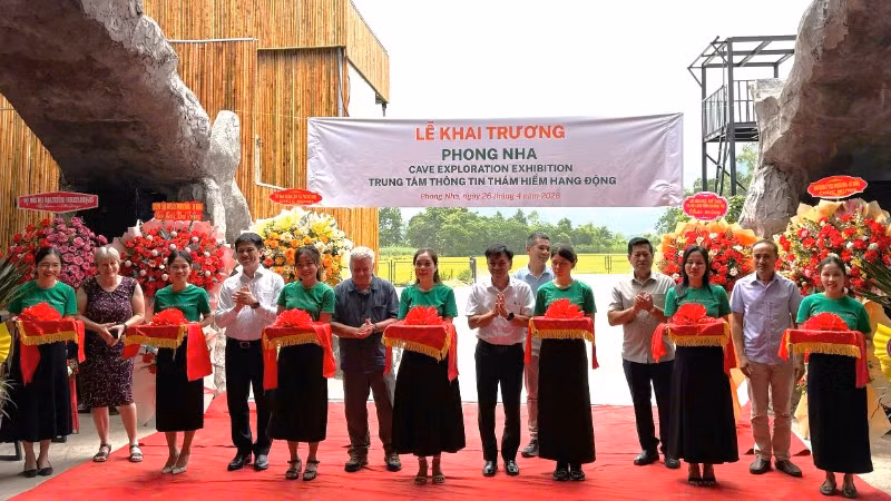 Các đại biểu cắt băng khai trương Trung tâm thông tin thám hiểm hang động Phong Nha.