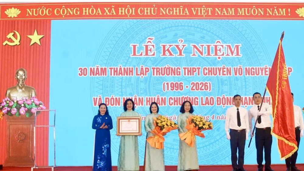 Thừa ủy quyền của Chủ tịch nước, Phó Chủ tịch Thường trực Hội đồng nhân dân tỉnh Quảng Trị Phạm Thị Hân trao Huân chương Lao động hạng Nhất cho nhà trường.