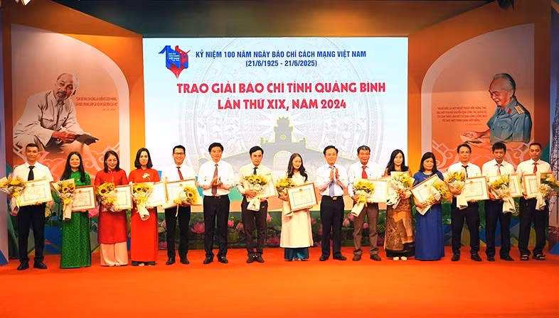 Các đồng chí lãnh đạo tỉnh Quảng Bình trao giải A cho các tác giả đoạt giải.