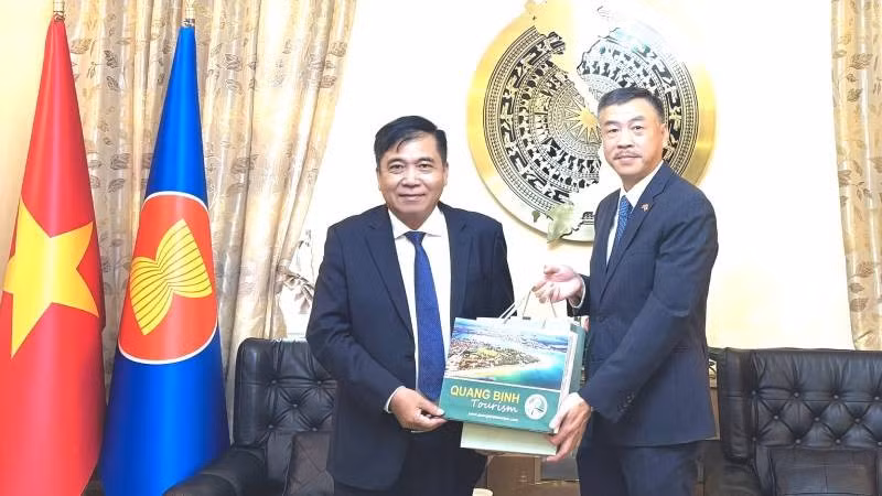 pct-tt-doan-ngoc-lam-tang-qua-cho-dai-su-vn-tai-cong-hoa-sec.jpg