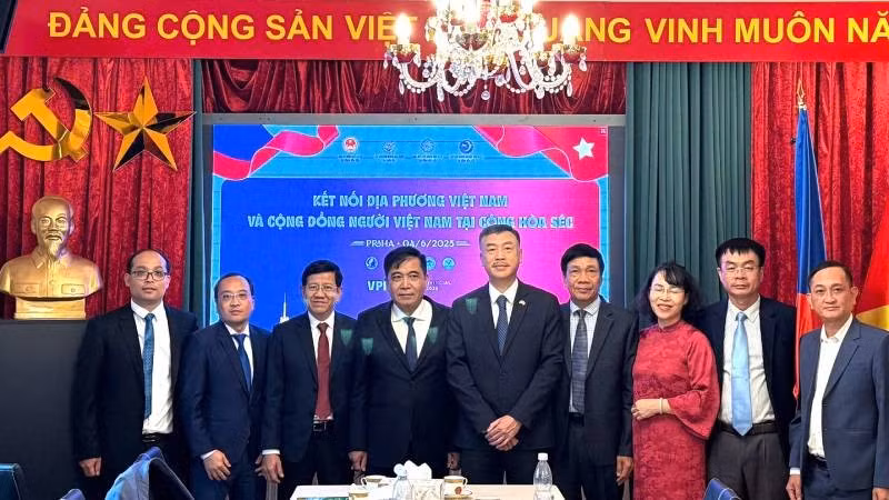 Đoàn công tác tỉnh Quảng Bình chụp ảnh lưu niệm với Đại sứ Việt Nam tại Cộng hòa Séc. (Ảnh: Thái An)