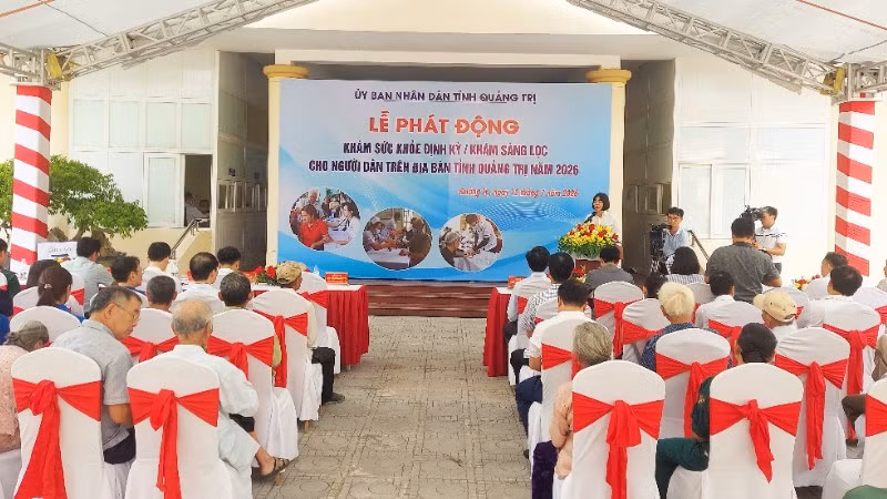Quang cảnh lễ phát động chiến dịch cao điểm khám sức khỏe định kỳ và khám sàng lọc cho người dân tỉnh Quảng Trị năm 2026,