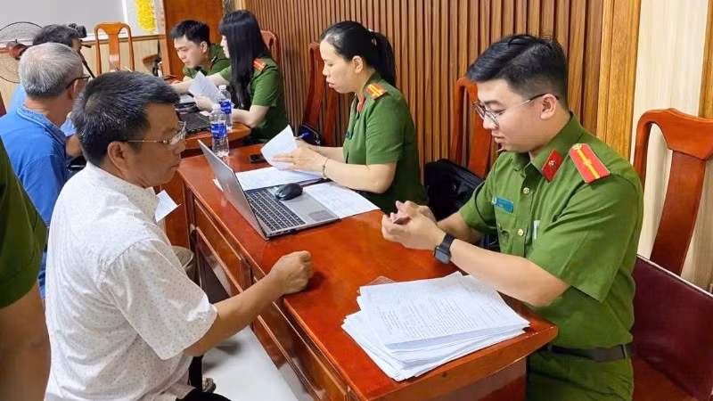 Công an xã Nam Ba Đồn, tỉnh Quảng Trị hỗ trợ thu nhận mẫu ADN thân nhân liệt sĩ. (Ảnh: Công an Quảng Trị)