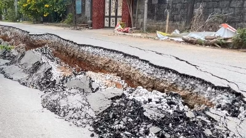 Đường An-Sơn đoạn qua thôn Thạch Tân bị lún sụt với chiều dài hơn 60m, độ sâu 0,5-1m. 