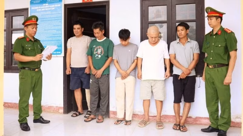 Công an tỉnh Quảng Trị quyết định tạm giữ hình sự các đối tượng trong đường dây cá độ bóng đá qua không gian mạng. (Ảnh: Công an Quảng Trị)