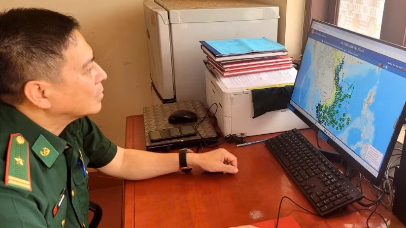 Cán bộ Đồn Biên phòng Lý Hòa tìm kiếm tàu bị nạn qua hệ thống quản lý tàu cá điện tử.
