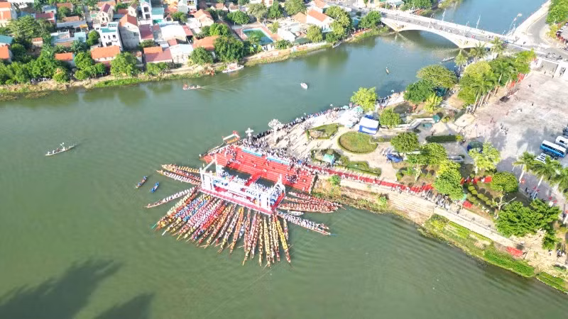 Các làng quê bên sông của xã Lệ Thủy sau sắp xếp cơ bản vẫn giữ nguyên vì mật độ quy mô dân số và diện tích đều bảo đảm quy định (Trong ảnh: Lễ hội đua thuyền truyền thống trên sông Kiến Giang)