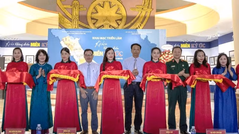 Các đại biểu cắt băng khai mạc triển lãm.