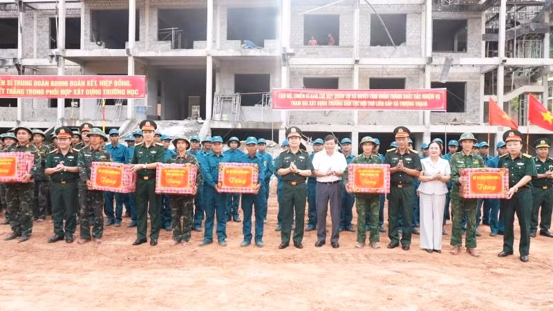 Đoàn công tác Quân khu 4 và tỉnh Quảng Trị tặng quà các lực lượng tham gia xây dựng trường học. (Ảnh: TĐ)