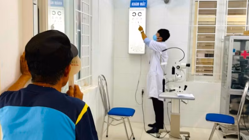 Bác sĩ Trạm Y tế xã Cam Hồng, tỉnh Quảng Trị khám mắt cho người dân.