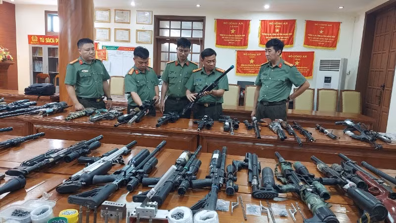 Đại tá Lê Văn Hóa, Phó Giám đốc Công an tỉnh Quảng Trị (thứ 2 từ phải sang) trao đổi về số lượng súng các loại vừa bị bắt giữ.