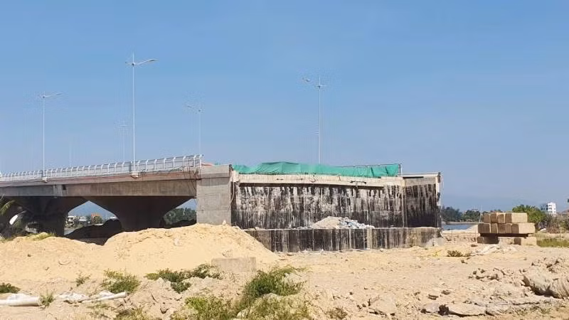 Đường đầu cầu Nhật Lệ 3 phía đông ở Bảo Ninh chưa thể thi công do vướng mặt bằng.