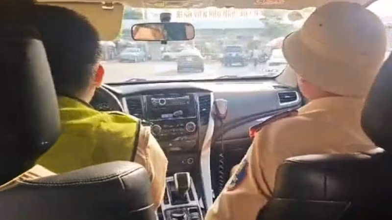 Đội Cảnh sát giao thông đường bộ số 2, Phòng Cảnh sát giao thông Công an Quảng Trị hỗ trợ dẫn đường cho xe chở bệnh nhân đi cấp cứu. (Ảnh cắt từ clip)