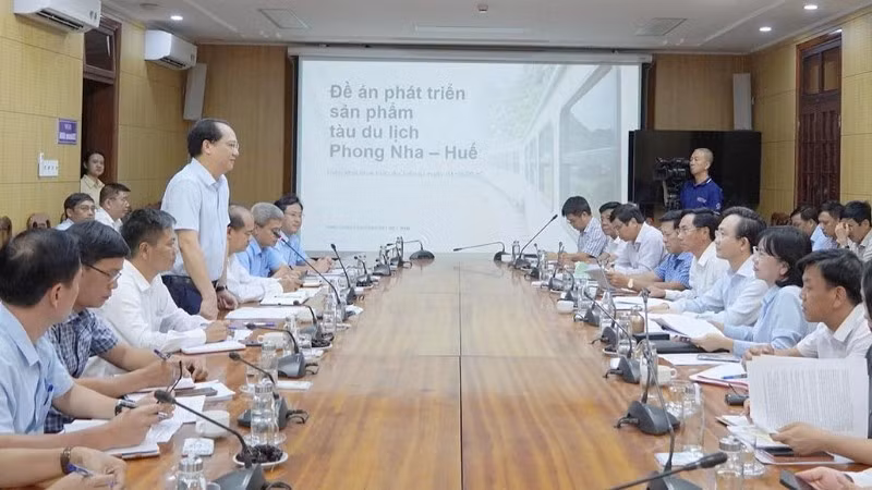 Lãnh đạo Tổng công ty Đường sắt Việt Nam trao đổi, giới thiệu về Đề án phát triển sản phẩm tàu du lịch Huế-Phong Nha.