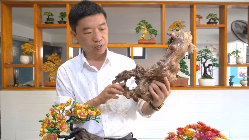 Bộ sản phẩm bonsai ghép lũa của hộ kinh doanh Hoàng Đăng ở thôn Thượng Giang, xã Lệ Thủy là một trong các sản phẩm tiêu biểu thuộc nhóm thủ công mỹ nghệ.
