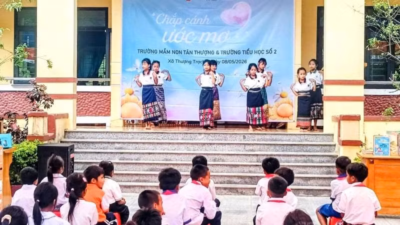 Học sinh xã biên giới Thượng Trạch, tỉnh Quảng Trị trong một buổi sinh hoạt ngoài giờ.