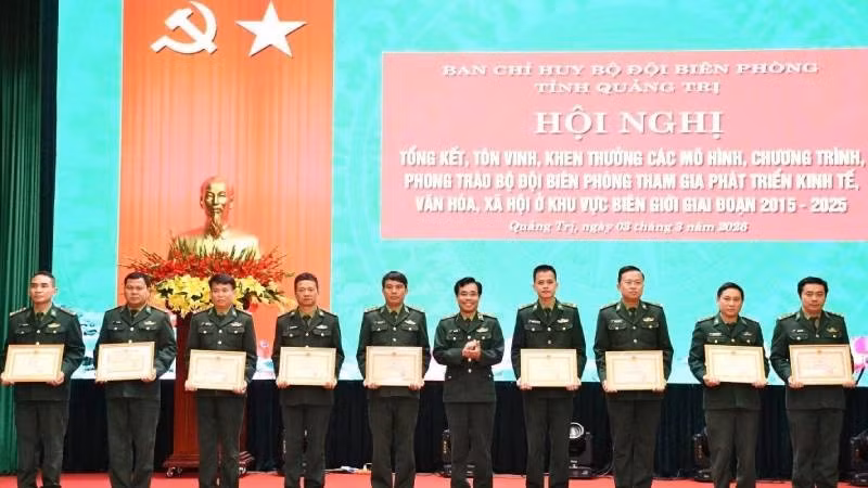 Đại diện Bộ Tư lệnh Bộ đội Biên phòng trao Bằng khen cho các tập thể, cá nhân có thành tích xuất sắc.