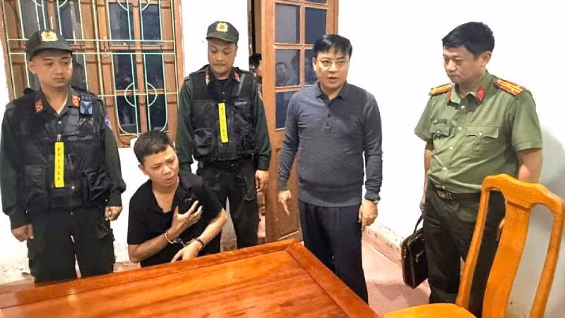 Thiếu tướng Nguyễn Thanh Liêm, Giám đốc Công an tỉnh Quảng Trị (thứ 2 từ phải qua) chỉ đạo hiện trường vụ án. (Ảnh: Công an Quảng Trị)