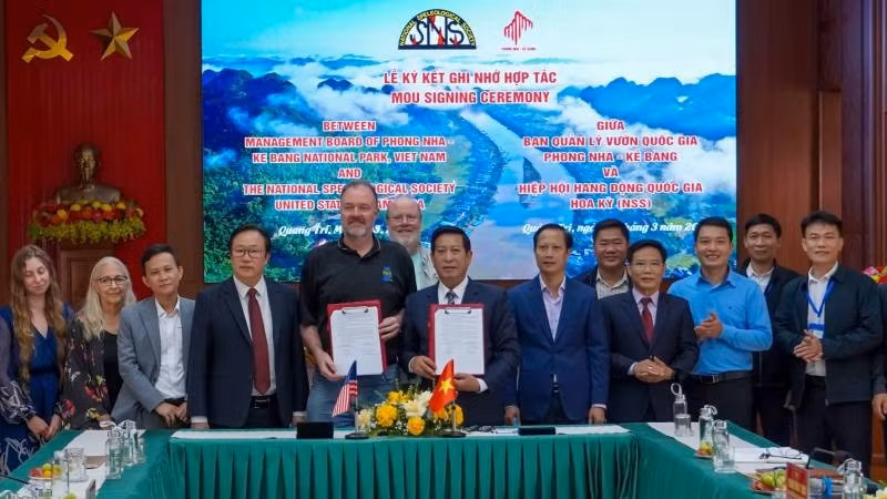 Ký biên bản ghi nhớ hợp tác giữa Vườn quốc gia Phong Nha-Kẻ Bàng và Hiệp hội Hang động quốc gia Hoa Kỳ. (Ảnh: NH)