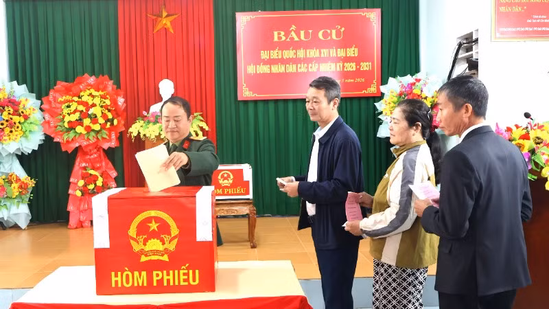 Cử tri phường Đồng Hới, tỉnh Quảng Trị bỏ phiếu bầu cử.