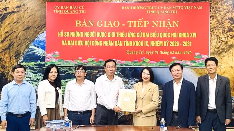 Đại diện Ủy ban Bầu cử tỉnh bàn giao hồ sơ người được giới thiệu ứng cử đại biểu Quốc hội khóa XVI và đại biểu Hội đồng nhân dân tỉnh Quảng Trị khóa IX, nhiệm kỳ 2026-2031 cho Ủy ban Mặt trận tỉnh. (Ảnh: ĐA)