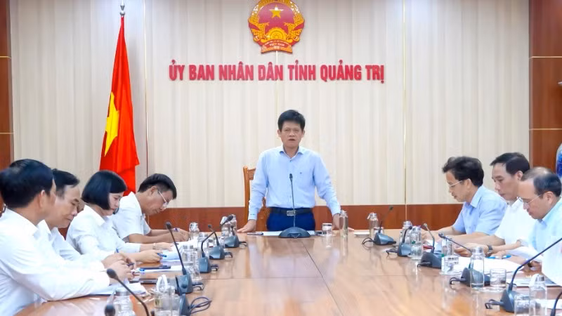 Phó Chủ tịch Ủy ban nhân dân tỉnh Quảng Trị Lê Văn Bảo chủ trì cuộc họp bàn về phương án bố trí lực lượng thú y cấp xã (Ảnh: NH)