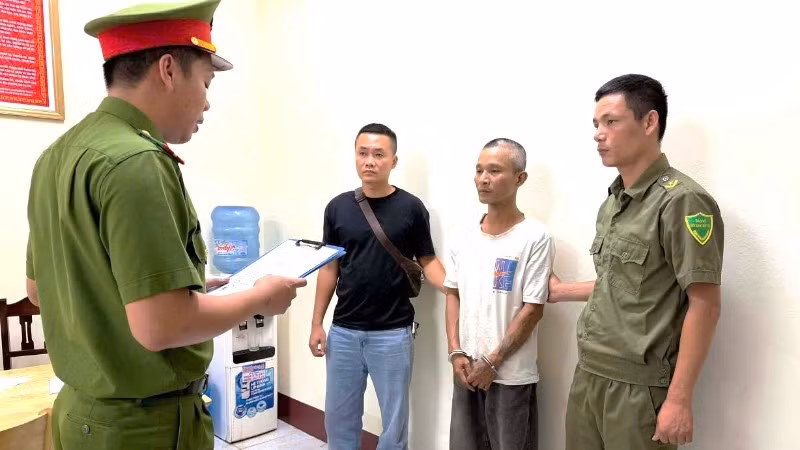 Công an phường Đồng Sơn bắt khẩn cấp đối tượng Phạm Minh Cường (áo trắng).