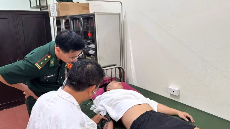 Quân y Đồn Biên phòng Nhật Lệ sơ cứu và chăm sóc sức khỏe người thanh niên bị đuối nước.