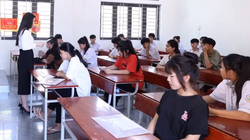 Sáng nay, thí sinh tại Quảng Trị đến làm thủ tục dự thi. (Ảnh: CTV)