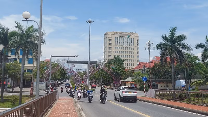 Theo Trưởng Phòng Cảnh sát giao thông Công an tỉnh Quảng Trị, camera "phạt nguội" đầu cầu Nhật Lệ 1, phường Đồng Hới sẽ được xem xét chuyển công năng hoặc vạch kẻ đường đoạn này được thay đổi để phù hợp với tình hình giao thông thực tế hiện nay.