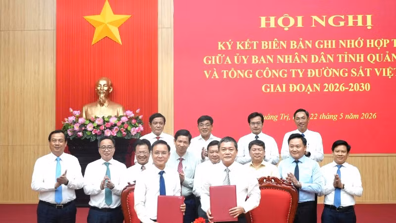 Đại diện lãnh đạo Ủy ban nhân dân tỉnh Quảng Trị và Tổng Công ty Đường sắt Việt Nam ký kết biên bản ghi nhớ hợp tác giai đoạn 2026-2030.