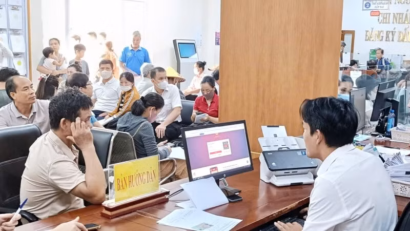 Người dân đến Trung tâm phục vụ hành chính công phường Đồng Hới, tỉnh Quảng Trị để giải quyết thủ tục hành chính.