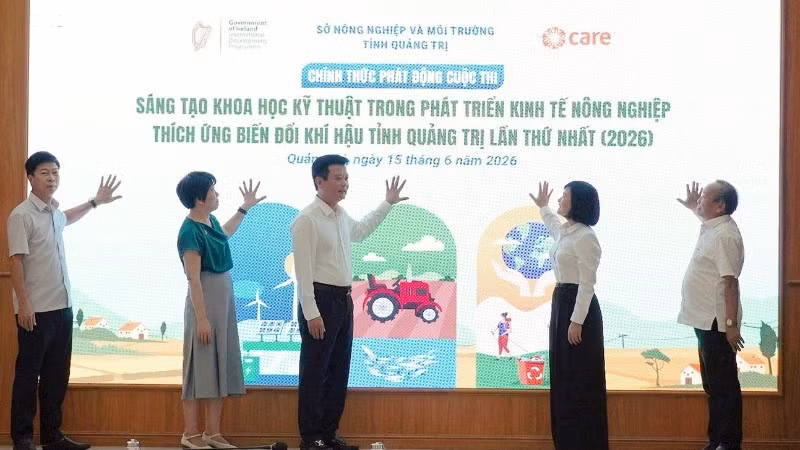 Các đại biểu thực hiện nghi thức phát động cuộc thi.
