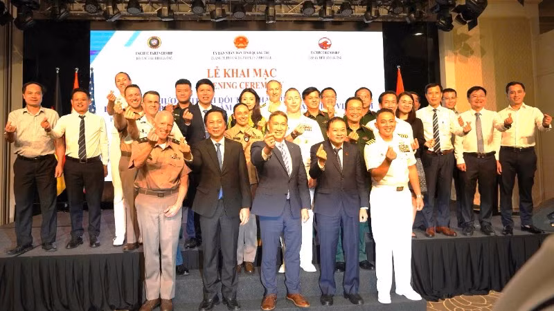 Các đại biểu tham dự Lễ khai mạc Chương trình Đối tác Thái Bình Dương-Bạn bè Thái Bình Dương 2026 tại Quảng Trị thực hiện cử chỉ "bắn tim" thể hiện sự thân thiện và tình cảm
