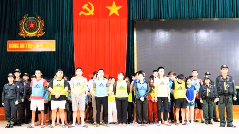 Các đối tượng người Việt Nam được lực lượng chức năng Lào bàn giao cho Công an tỉnh Quảng Trị để phục vụ công tác điều tra. (Ảnh: Công an Quảng Trị)