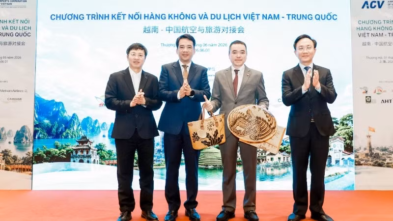 tang-qua-cho-tong-lanh-su-viet-nam-tai-thuong-hai-853.jpg