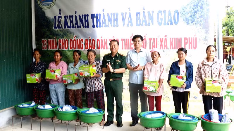 Các đại biểu tặng quà cho các gia đình người Rục, Sách được nhận nhà mới trong dịp này.