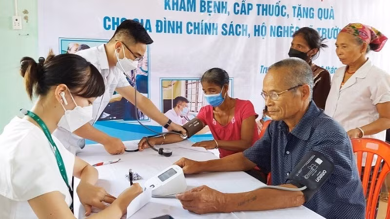 Khám bệnh, cấp thuốc miễn phí cho gia đình chính sách, hộ nghèo vùng miền núi phía bắc tỉnh Quảng Trị. (Ảnh minh họa)