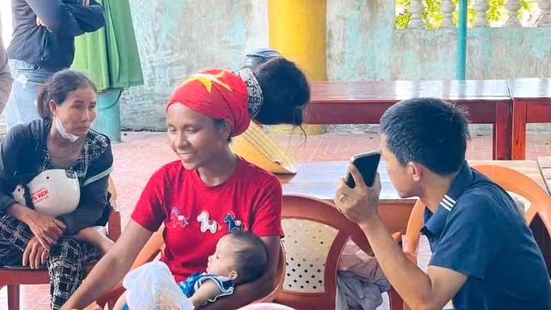 Cán bộ và nhân dân xã Sen Ngư thuyết phục, động viên và hỗ trợ người mẹ đưa 2 con nhỏ về lại quê nhà Hải Phòng bằng ô-tô