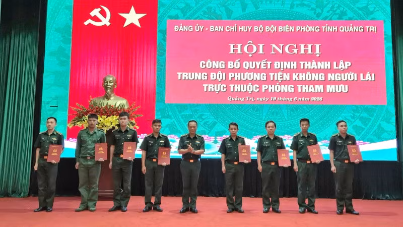 Đại tá Trịnh Thanh Bình, Chỉ huy trưởng Bộ đội Biên phòng tỉnh Quảng Trị trao quyết định điều động, bổ nhiệm chức vụ đối với các chức danh của đơn vị mới theo quy định. 