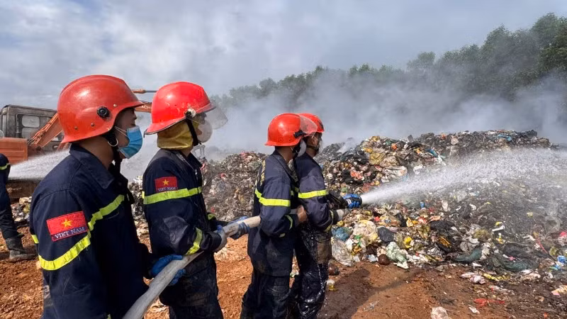 Lực lượng Cảnh sát phòng cháy chữa cháy Công an tỉnh Quảng Trị phun nước dập lửa vụ cháy bãi rác bãi rác Trường Thủy, xã Trường Phú trong tháng 5 vừa qua. 