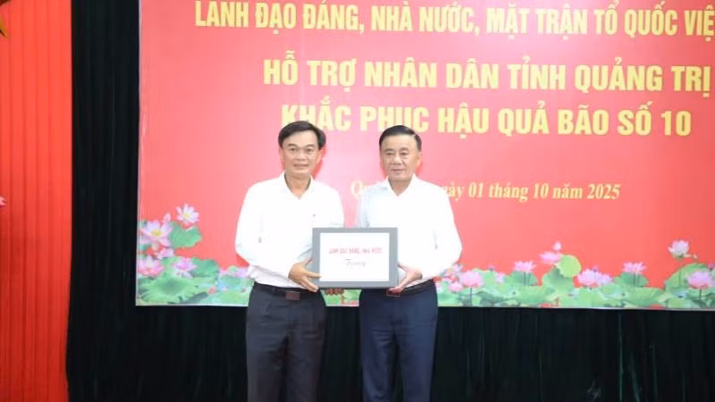 Đồng chí Trần Cẩm Tú tặng quà của lãnh đạo Đảng, Nhà nước cho tỉnh Quảng Trị.