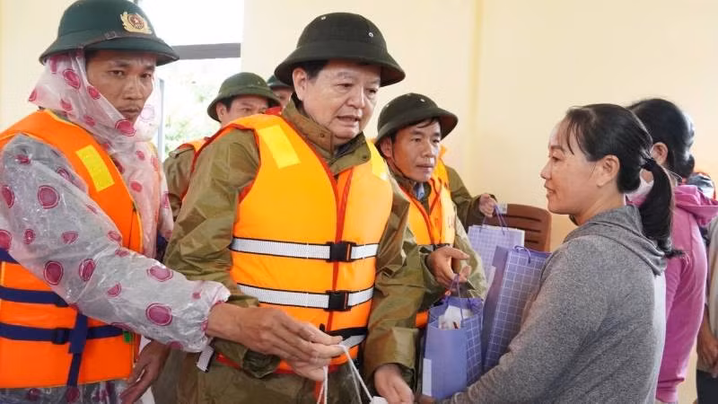 Phó Thủ tướng Mai Văn Chính thăm hỏi, động viên người dân thôn Hữu Tân, xã Ninh Châu, tỉnh Quảng Trị. (Ảnh: QV)
