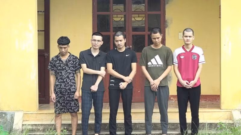 Các đối tượng làm giấy tờ giả bị khởi tố. (Ảnh: QV)